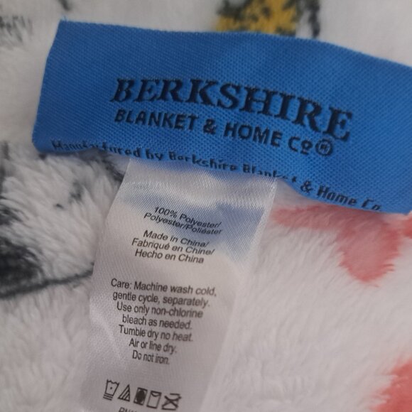 BERKSHIRE PEANUTS fleece blanket hearts love Valentines Day JOY cozy soft - Picture 6 of 7